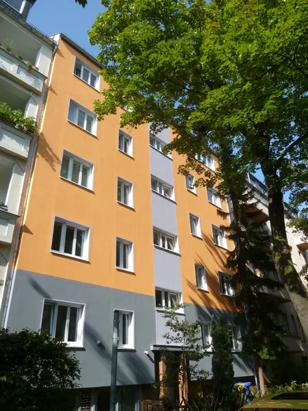 Sonniges Wohnglück in Berlin-Steglitz: Helle 2,5-Zimmer-Altbauwohnung mit Balkon ins Grüne — photo 1